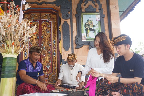 Belajar membuat jerimpen bersama warga desa baha mengwi bali