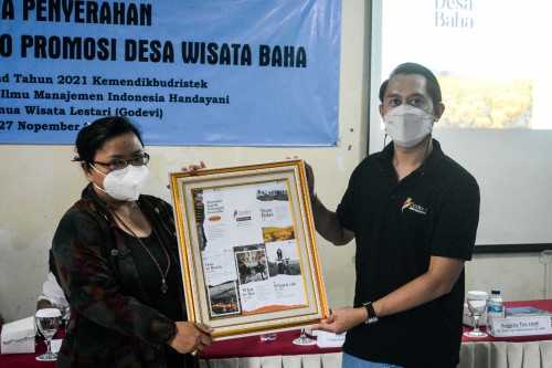 Godevi Bersama STIMI Handayani Serahkan Paket Wisata dan Video Promosi Desa Wisata Baha